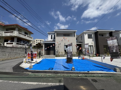 【外観】 | 沖縄市知花（全3棟）A号棟 | A号棟　並列駐車3台完備♪