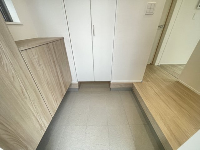 【玄関】 | 沖縄市知花（全3棟）A号棟 | A号棟　十分な収納付き玄関♪SIC付き♪