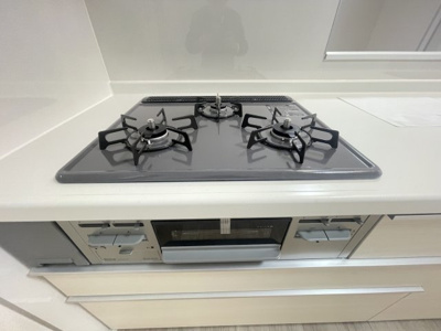 【キッチン】 | 沖縄市知花（全3棟）A号棟 | A号棟　三口コンロ＋便利なグリル♪