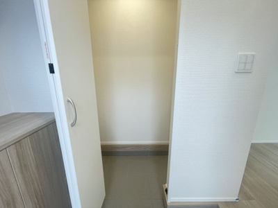 【玄関】 | 沖縄市知花（全3棟）A号棟 | A号棟　十分な収納付き玄関♪SIC付き♪