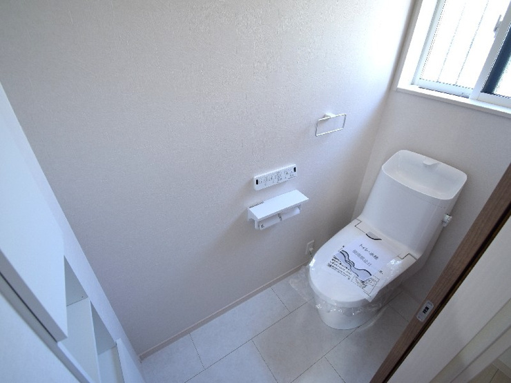 新築　吉岡町大久保のトイレ|現地写真　白を基調としたさわやかなトイレは汚れがつきにくくお手入れもしやすいのが特徴♪