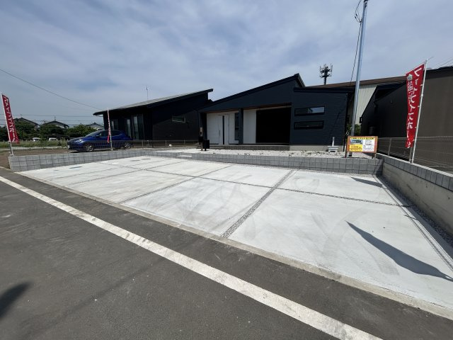 新築　吉岡町大久保の駐車場|現地写真　駐車スペースは建物北側に並列2台分可能です！