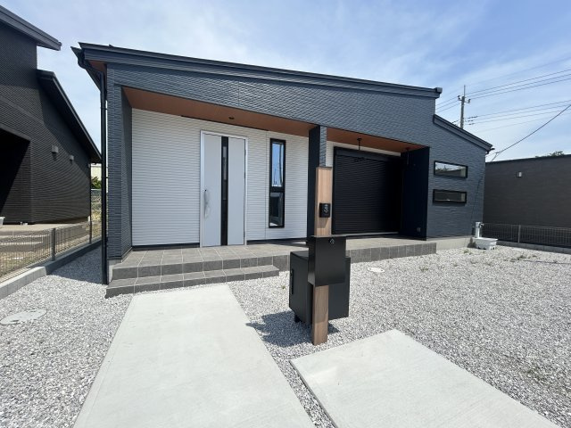 新築　吉岡町大久保の玄関|現地写真　ポストと一体型のTVモニターホンでセキュリティ安心！嬉しい宅配ボックス付き♪