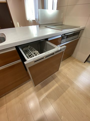 【キッチン】 | 築港一戸建 | 食器洗浄乾燥機付きです。