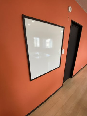 【その他】 | 築港一戸建 | マグネットボードは、書類やご家族の予定表などの貼り付けに便利です♪