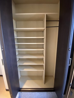 【収納】 | 築港一戸建 | 靴や傘も収納できて、スッキリ玄関が維持できます