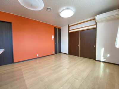 【居間・リビング】 | 築港一戸建 | オレンジのアクセントクロスがオシャレ♪