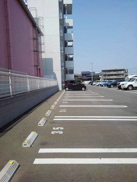 SHINESの駐車場