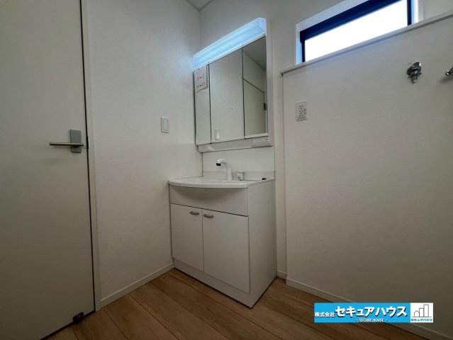 【今からご案内可能】日進市香久山　全3棟の独立洗面台|【洗面台】
◆鏡の裏にはたっぷりと収納スペースを標準装備！
◆電源を付属しているのでドライヤーなど利用できます。