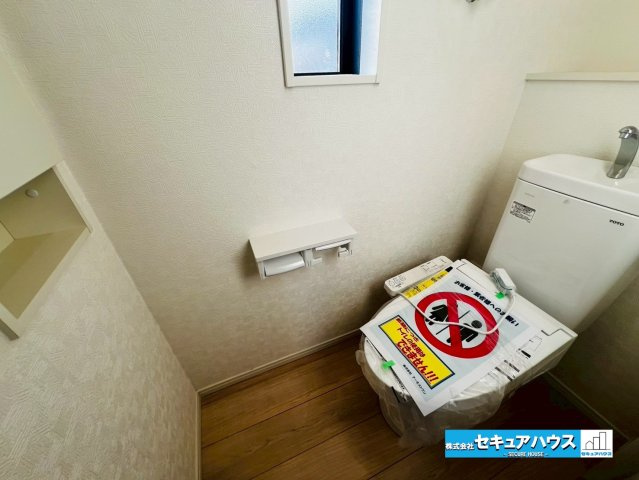 【今からご案内可能】日進市香久山　全3棟のトイレ|【高機能トイレ】
◆高機能トイレの多くは便器のフタの開閉が自動であり、使用後に手動で水を流す面倒もなく非常に便利です。スタイリッシュな見た目で、お掃除しやすく、節水効果が高いです。