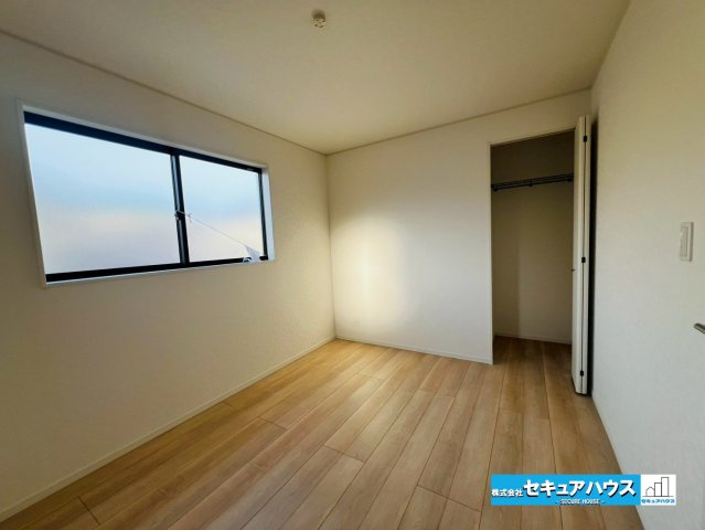 【今からご案内可能】日進市香久山　全3棟の洋室|【洋室】
◆広々とした居住空間は日々の暮らしを彩り、心のやすらぎと満足感を与えてくれます。通風と採光を考慮した設計は子供たちはのびのび育ち、家族でくつろぎと団らんを生み出します。