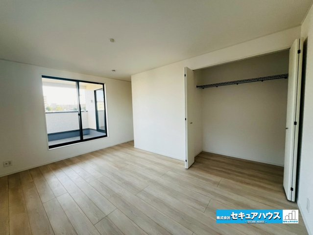 【今からご案内可能】日進市香久山　全3棟の洋室|【洋室】
◆家族一人ひとりの大切なプライベート空間。趣味に合わせて使って頂けるようシンプルに仕上げてあります。暮らし心地を大きく左右する収納を、適材適所に配置し使い勝手を考慮しました。　