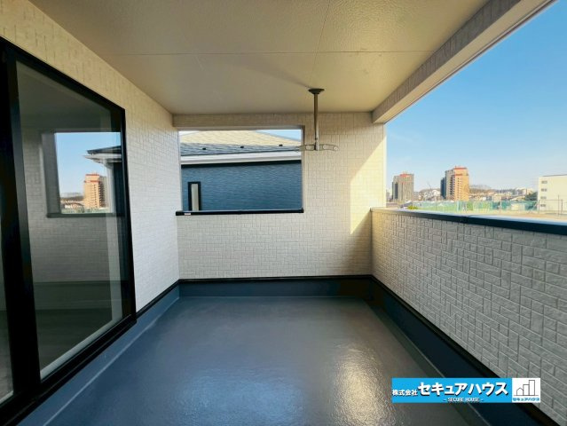 【今からご案内可能】日進市香久山　全3棟のバルコニー|【バルコニー】
◆見晴らしもよく、太陽の温かな温もりをめいっぱい受け止めてくれます。
太陽の光と爽やかな風を受けたお洗濯物はあっという間に乾き、取りこむ時には太陽の匂いを感じられそうですね。　