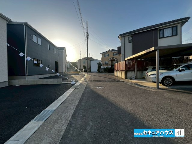 【今からご案内可能】日進市香久山　全3棟の前面道路含む現地写真|事前予約にて現地ご見学いただけます！お気軽にお問い合わせください♪
■株式会社　セキュアハウス■
住宅ローンに強く、知識、経験豊富なスタッフ在籍
お客様に寄り添い、ご成約後もサポート致します。
