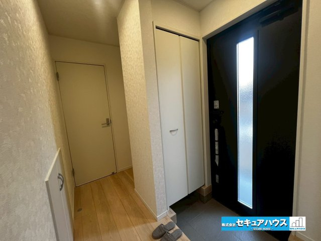 【今からご案内可能】日進市香久山　全3棟の玄関|【玄関】
◆光が差し込み明るいです。気分も晴れやかになりますね。
◆玄関には、収納力のあるシューズボックスがございます。玄関まわりがすっきり片付きます。　