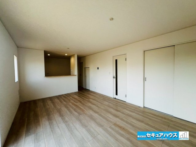 【今からご案内可能】日進市香久山　全3棟の居間・リビング|【LDK】
◆家族揃ってリビングで過ごすお休みの日が、楽しみになる場所となることでしょう。
対面式のオープンキッチンは、家事をしながら家族の様子が一目でわかる安心＆便利設備♪