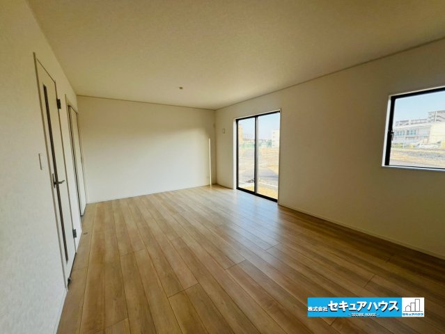 【今からご案内可能】日進市香久山　全3棟の居間・リビング|【LDK】
◆日当たりが良く温かい広々リビングは家族の団らんスペースになります。