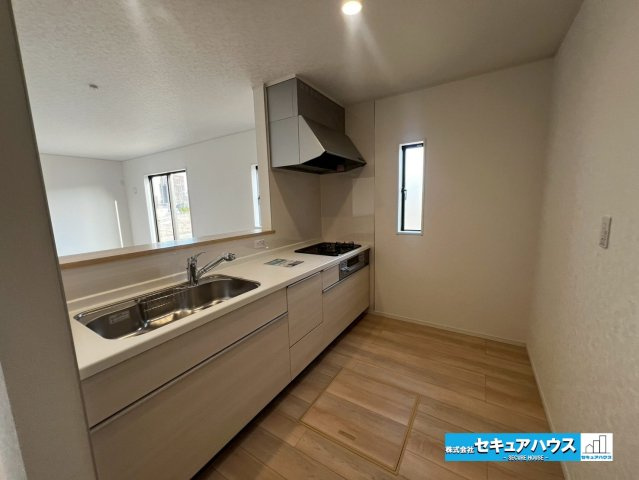 【今からご案内可能】日進市香久山　全3棟のキッチン|【キッチン】
◆広々としたキッチンスペースのため家族で並んで料理できます。