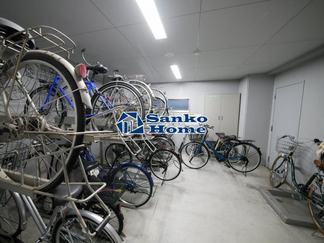 REV・CLOSEの駐車場