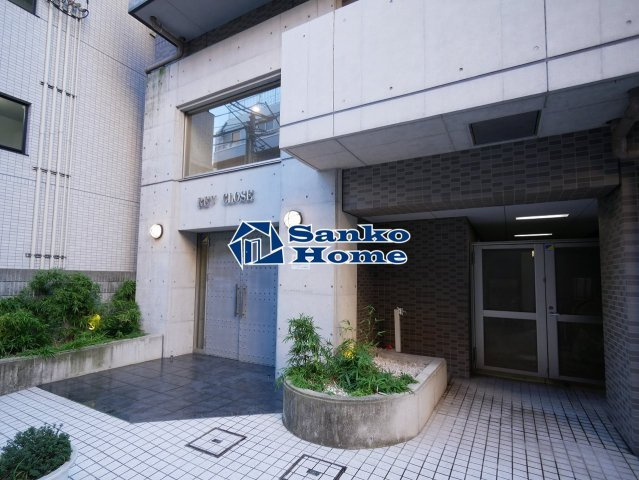 REV・CLOSEのエントランス