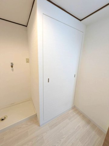 仁川グリーンハイツの洗面所|電気温水器収納スペースです