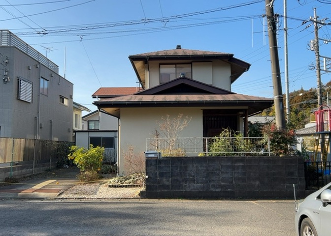 【外観】 | 現地に行くなら、物件の周囲の地形がどうなっているかを見ることも大切です。周辺より低くなっている土地では、大雨などで水が集まりやすいため、地盤が弱くなっているということも考えられるため、注意が必要です。