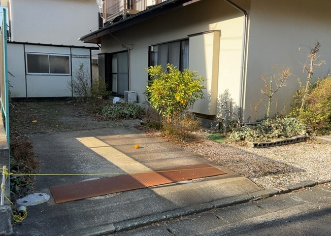 【外観】 | 人が暮らすうえで日光は大切な要素となります。日当たりの良さは譲れないポイントですね。併せて近くに大きな建築物の建築予定がないか、あるいはそれが可能な土地が近くにないか事前に確認することもお勧めします。