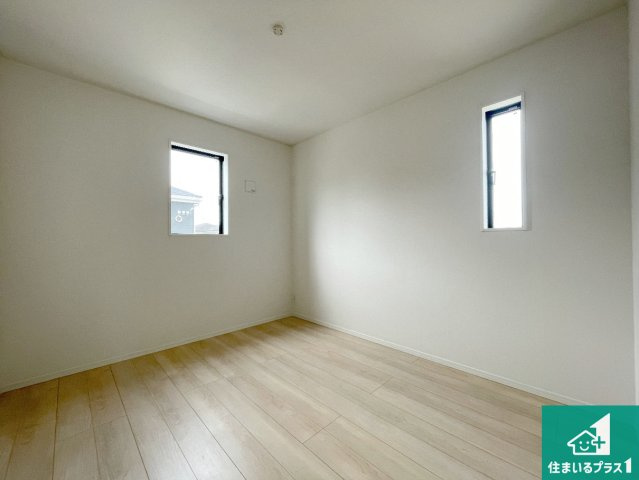 7(土)8(日)現地説明会　松原市北新町　全3邸の洋室|シンプルな洋室は、自分好みのインテリアが楽しめます♪ご家族とインテリアや家具を選びに行くのは新築購入時の醍醐味の一つです。ぜひお楽しみください♪