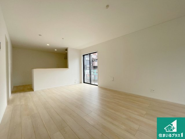 7(土)8(日)現地説明会　松原市北新町　全3邸の居間・リビング|シンプルなリビングは、観葉植物等のインテリアを楽しめますね！パパ好みにも、ママ好みにも家具次第で雰囲気を変えることができます！