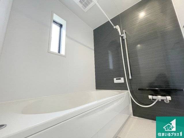 7(土)8(日)現地説明会　松原市北新町　全3邸の浴室|足をゆったり伸ばして寛げる浴槽です。窓が設けられていますので差し込む光が明るく穏やかな雰囲気にしてくれます♪浴室乾燥機も設置しているので、雨の日の洗濯物も安心です♪