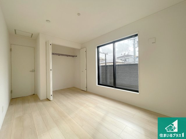 7(土)8(日)現地説明会　松原市北新町　全3邸の洋室|シンプルな洋室は、自分好みのインテリアが楽しめます♪ご家族とインテリアや家具を選びに行くのは新築購入時の醍醐味の一つです。ぜひお楽しみください♪