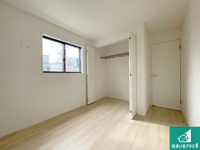 7(土)8(日)現地説明会　松原市北新町　全3邸の洋室|シンプルな洋室は、自分好みのインテリアが楽しめます♪ご家族とインテリアや家具を選びに行くのは新築購入時の醍醐味の一つです。ぜひお楽しみください♪