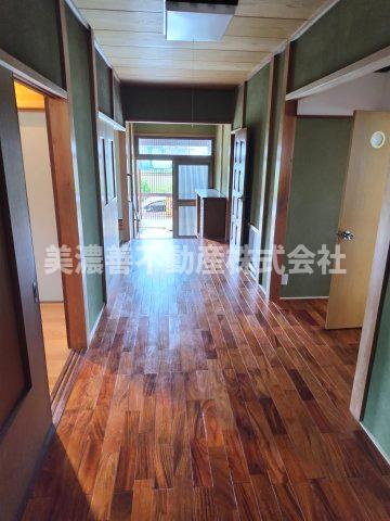 ６６４１２　各務原市那加前野町三丁目中古戸建ての玄関