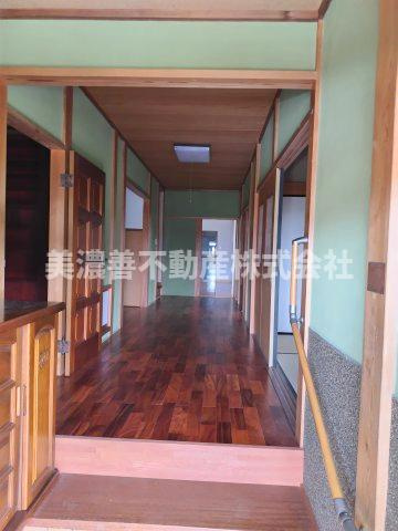 ６６４１２　各務原市那加前野町三丁目中古戸建ての玄関