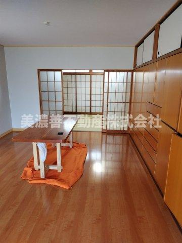 ６６４１２　各務原市那加前野町三丁目中古戸建ての洋室