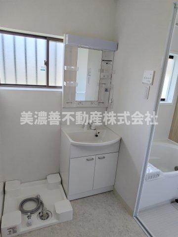 ６６４１２　各務原市那加前野町三丁目中古戸建ての洗面所