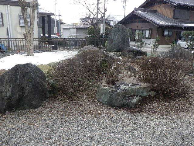 ６６４１２　各務原市那加前野町三丁目中古戸建ての庭