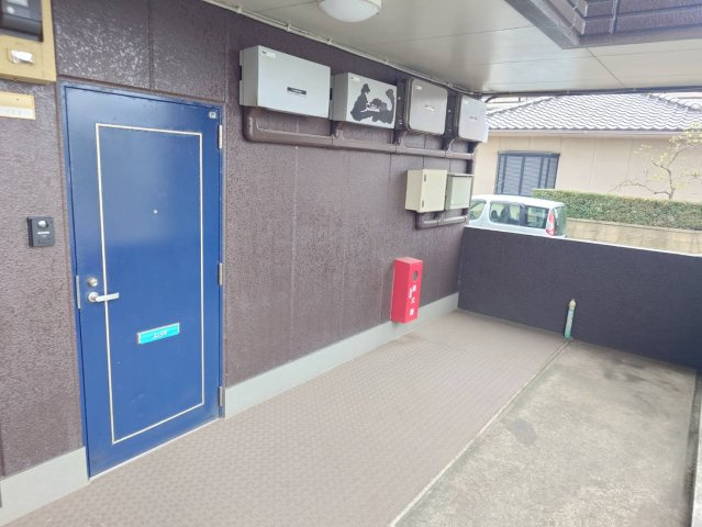 平泉スクールマンションの玄関|スチール玄関戸　角なので置き場が広いです♪