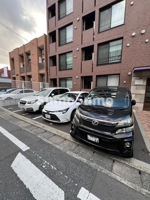 アイディール博多の駐車場