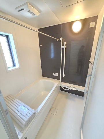 新築　桐生市境野町第7　1号棟　Cradle Gardenの浴室|現地写真　1坪サイズのユニットバス。足を伸ばしてゆったりと湯船につかれます♪