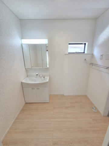 新築　桐生市境野町第7　1号棟　Cradle Gardenの洗面所|現地写真　洗面脱衣所は2.5帖と広々！収納棚もついており便利です！