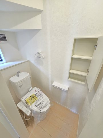 新築　桐生市境野町第7　1号棟　Cradle Gardenのトイレ|現地写真　トイレは洗浄機能付きです！壁面収納も嬉しいですね♪