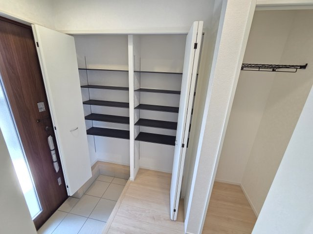 新築　桐生市境野町第7　1号棟　Cradle Gardenの玄関|現地写真　玄関収納は可動棚！ブーツや長靴など、仕舞う物に合わせて高さ調整ができ便利です！