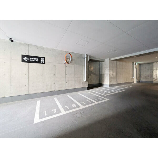 YAKUIN SQUAREの駐車場