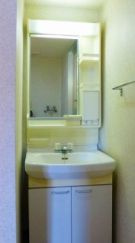 【独立洗面台】 | レジデンス上野 | 独立洗面台、小物を置くことができて便利です