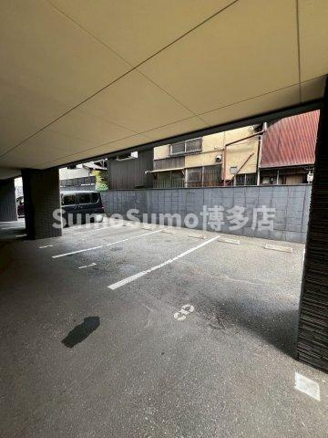 アイ・セレブ箱崎浪漫邸の駐車場
