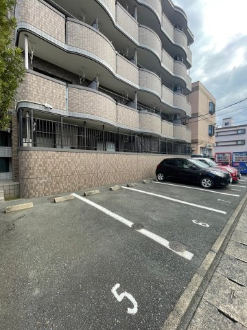 アヴァンティ野間2の駐車場