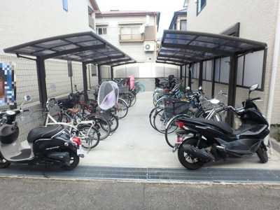 【その他共用部分】 | グリーンフォレスト西宮６ | 屋根付き駐輪スペースです