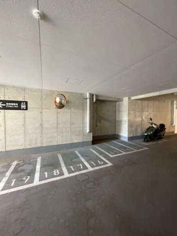 YAKUIN SQUAREの駐車場