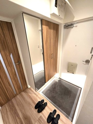 高宮オークマンションの玄関|鏡がついているのでお出かけ前に身だしなみチェックができてとても便利ですよ♪